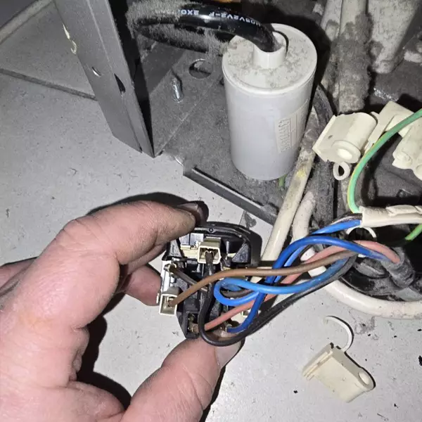 Popravka elektronike frižidera Beograd — majstor Hlađenje Beograd na terenu
