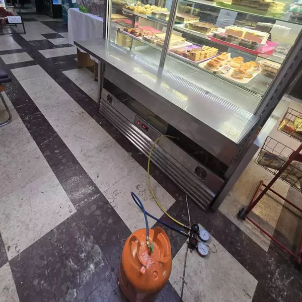 Punjenje rashladne vitrine freonom — servis Hlađenje Beograd