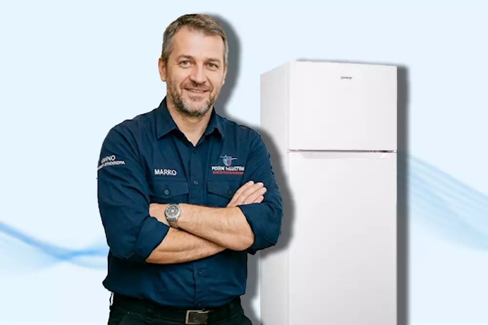 Ovlašćeni servis Gorenje frižidera Beograd — majstor vrši popravku Gorenje frižidera na terenu