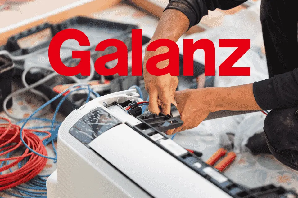 Ovlašćeni servis Galanz klima uređaja Beograd — majstor pri servisnoj intervenciji