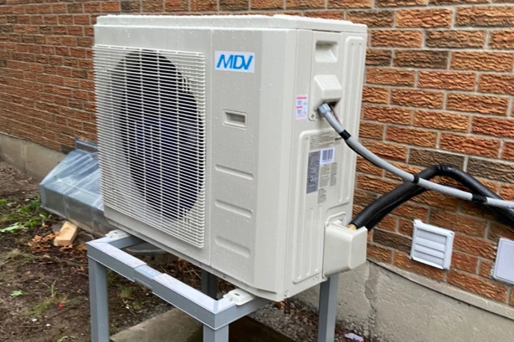 Servis MDV toplotne pumpe Beograd — majstor proverava MDV jedinicu