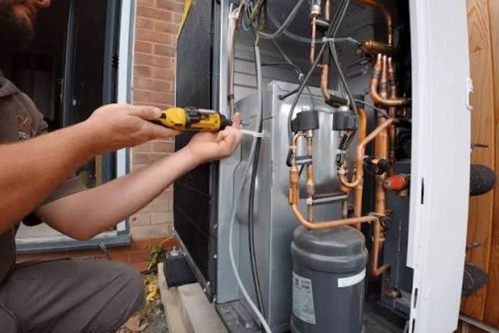 Servis Mitsubishi toplotne pumpe Beograd — majstor proverava Mitsubishi Ecodan jedinicu