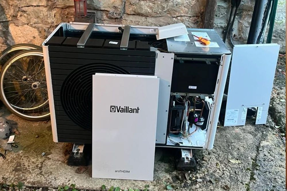 Servis Vaillant toplotne pumpe Beograd — majstor proverava Vaillant aroTHERM jedinicu