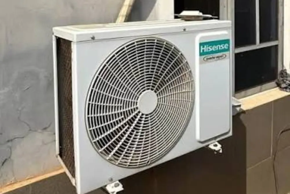 Ovlašćeni servis Hisense klima uredjaja Beograd — majstor servisira Hisense klimu