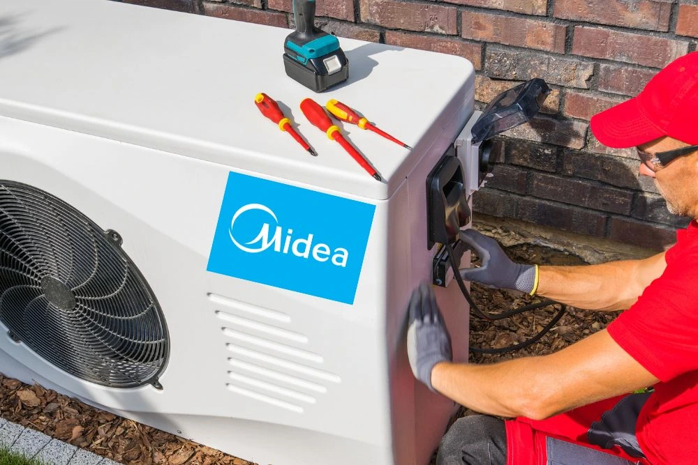 Servis Midea toplotnih pumpi Beograd — majstor servisira Midea M-Thermal toplotnu pumpu