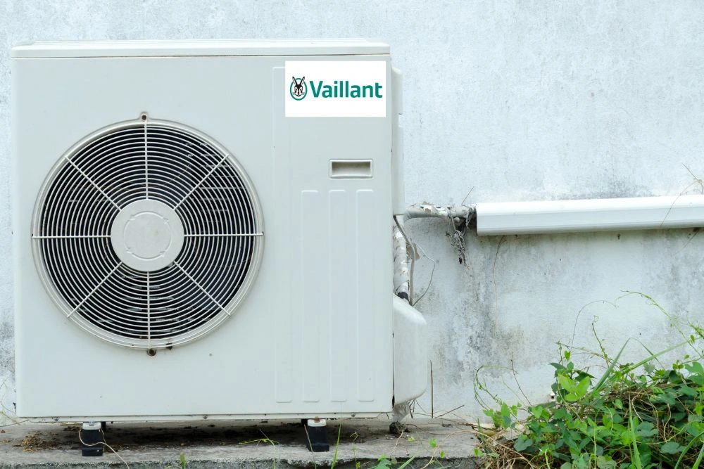 Servis Vaillant toplotnih pumpi Beograd — majstor servisira Vaillant aroTHERM toplotnu pumpu