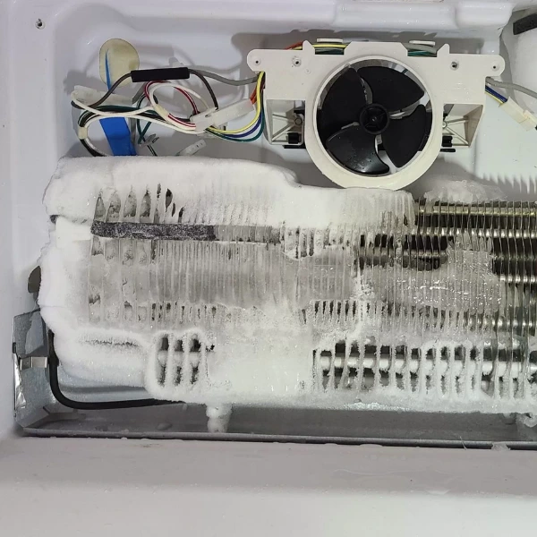 Popravka isparivača Bosch frižidera Beograd — isparivač prekriven ledom i ventilator iznad njega