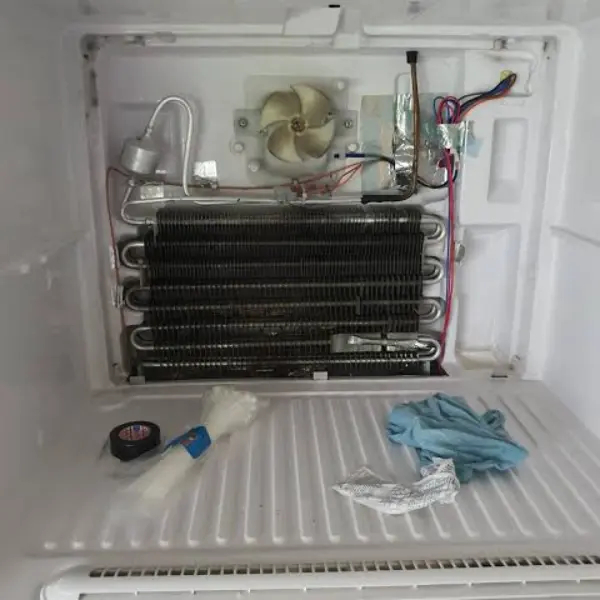 Popravka Vox frižidera Beograd — skinuta zadnja obloga zamrzivača, vide se isparivač, ventilator i ožičenje senzora