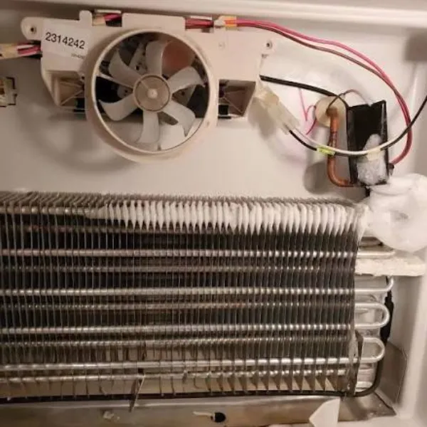 Popravka Teka frižidera Beograd — isparivač sa injem samo na gornjem redu cevi i ventilator iznad njega